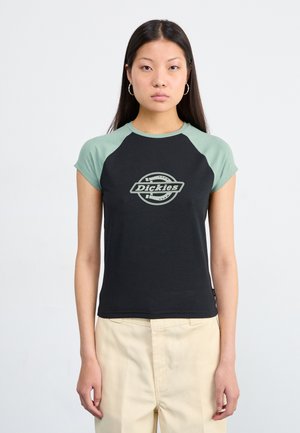 Zwarte en mintkleurige raglan t-shirt met ronde hals en logo op de voorkant. De stof is zacht met korte mouwen en een getailleerde pasvorm.