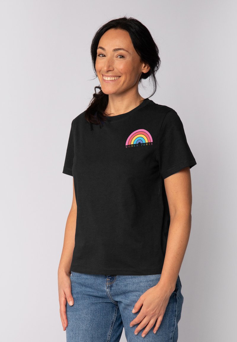 Zwart katoen t-shirt met een kleurrijke regenboogafbeelding en de tekst “WOMEN POWER” op de linkerkant van de borst. Klassieke snit met korte mouwen.