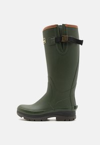 Groene rubberen waterdichte laars met een bruine rubberen afwerking, verstelbare band,.Structuur oppervlak en een robuuste, getextureerde zool voor grip.
