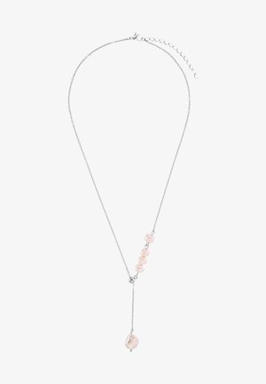 Collier en chaîne argentée avec cinq perles roses lisses et rondes, ainsi qu'un pendentif en perle rose plus gros, doté d'un fermoir à longueur réglable.