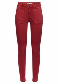 Jean skinny en denim rouge avec une taille haute, dotés de poches avant, d'une fermeture éclair et d'une texture lisse.