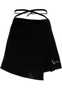 Svart omslagsskjørt med buet kant, justerbare kryssremmer og en hvit brodert logo på nederste høyre side. Glatt tekstur.