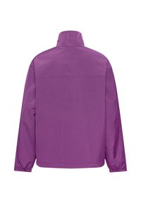 Lila Windbreaker-Jacke mit Gittermuster, ausgestattet mit einem hohen Kragen und elastischen Bündchen für eine enganliegende Passform. Glatte Textur und leichtes Material.