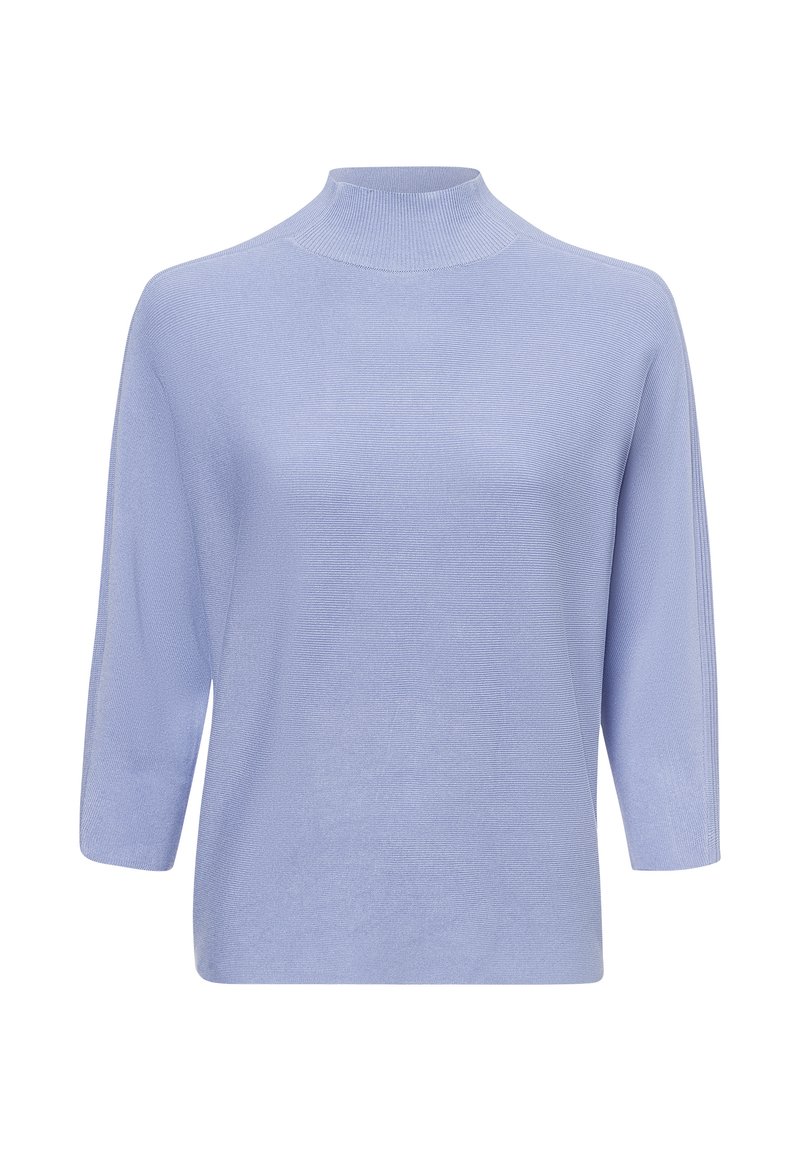 Hellblauer, gerippter Strickpullover mit hohem Kragen und Dreiviertelärmeln. Hat einen lässigen Schnitt und eine glatte Textur.