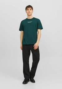 Jack & Jones PREMIUM JPRBLUARCHIE SS CREW NECK NOOS - T-Shirt print - ponderosa pine