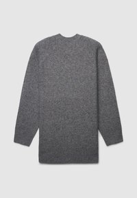 Grauer Strickpullover mit langen Ärmeln, einem runden Halsausschnitt und einem strukturierten Gewebe. Die Rückansicht zeigt eine einfarbige Fläche mit minimalen Details.
