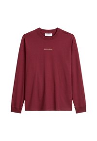 Langärmliges weinrotes Hemd aus weichem Stoff, mit Rundhalsausschnitt und weißem, aufgedrucktem Text "MARCOPOLODENIM" auf der Brust.