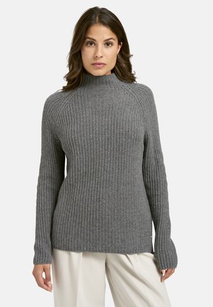 Grauer, gerippter Rollkragenpullover mit langen Ärmeln, figurbetontem Design und seitlichen Schlitzen am Saum, aus weichem Strickmaterial gefertigt.