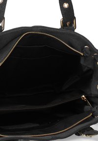 Zwarte suède handtas met een ritssluiting, goudkleurige hardware en meerdere binnenvakken. Voering van zwart stof, wat zorgt voor een strakke afwerking.