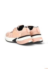 Zapatillas rosas con parte superior de malla y ante, media suela blanca, suela negra y detalles texturizados en los lados. Pestañas traseras para un calce fácil.