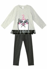 Grijze top met lange mouwen, voorzien van een kattenafbeelding met een strik en zwarte rimpelrand, gecombineerd met donkergrijze leggings. Zachte katoenstof.
