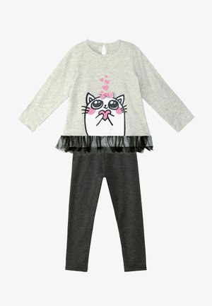 Grå langærmet top med et kattemotiv med en sløjfe og sort volangkant, parret med mørkegrå leggings. Blødt bomuldsstof.
