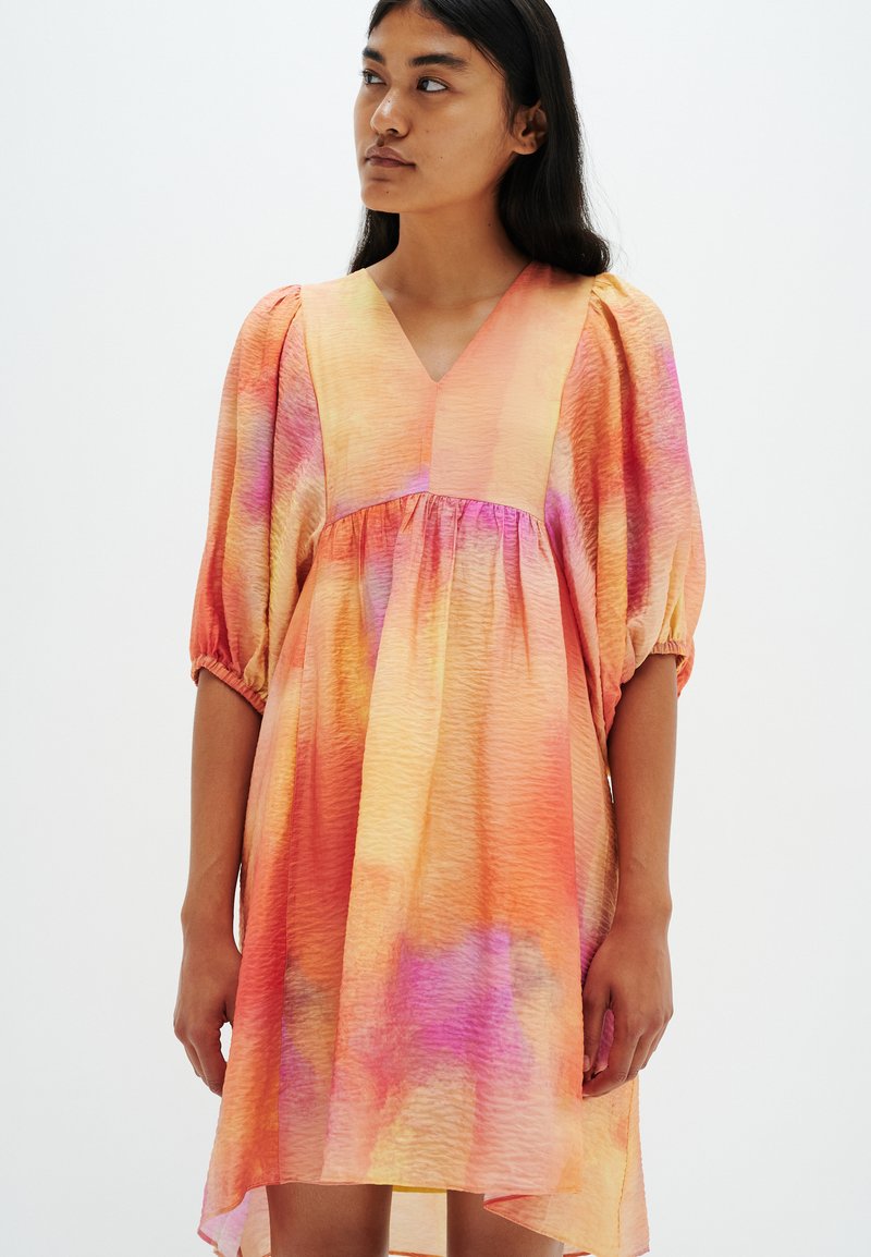 Abito a maniche corte con scollatura a V in tessuto leggero, caratterizzato da un motivo ad acquerello arancione e rosa, con un fit morbido e dettagli arricciati.