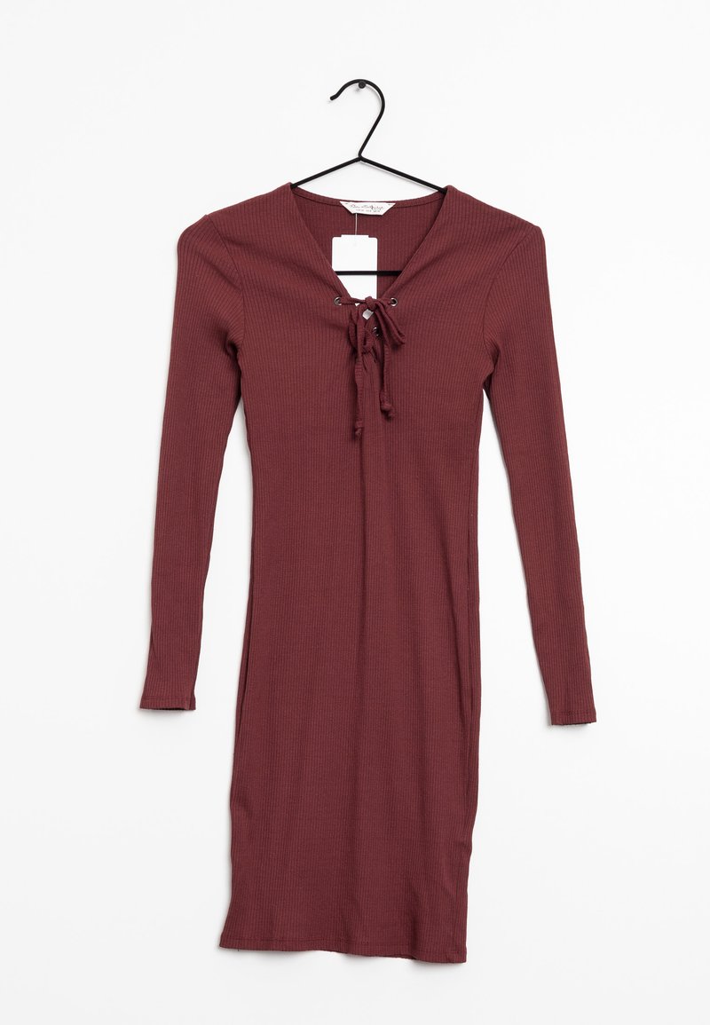 Langsleeve, geribbelde jurk in diep bordeaux, met een V-hals en lace-up detail met strikjes. Materiaal lijkt zacht, met een aansluitend ontwerp.