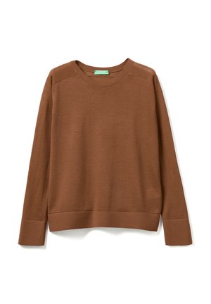 Hnědý pletený svetr s kulatým výstřihem a dlouhými rukávy. Má ribbovaný lem a manžety, s hladkou texturou.