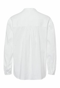 Camisa blanca de manga larga con yugos en la parte trasera, detalles fruncidos y puños abotonados. Hecha de una tela suave, con un collar clásico.