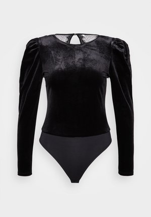 Czarny aksamitny body z długim rękawem, bufkami na ramionach i wycięciem typu keyhole wykończonym koronką przy tylnej linii szyi.