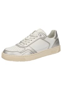 Weiße und silberne Sneaker mit einem texturierten Lederoberteil, durchlöchtem Zehenbereich, flachen Schnürsenkeln und einer beigen Gummisohle. Verfügt über ein Logo an der Seite.