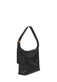 Borsa a spalla in pelle nera con una texture morbida, forma rettangolare, tracolla regolabile e dettagli in metallo dorato.
