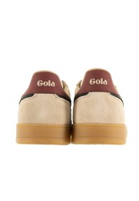 Zapatillas de ante beige con acentos en el talón en burdeos, que presentan el nombre de la marca "Gola" grabado en blanco en el talón y una suela de goma.