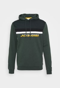 Zelená mikina s klokaní kapsou, kapucí na stahování, černo-bílými vodorovnými pruhy a žlutým logem "JACK & JONES" na přední straně.
