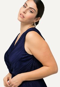 Ulla Popken DRAPED SLEEVELESS V-NECK - Maxi šaty - steel blue