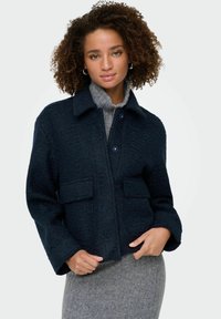 Mornarica jakna od vune s teksturiranim finišom, s ovratnikom, prednjim zatvaranjem na gumbe i dva zakrpa džepa.