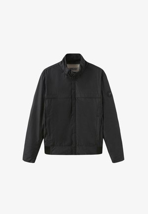 Fekete, könnyű dzseki elülső cipzárral, két mellzsebbel és álló gallérral. Strukturált anyagból készült, a bal ujján kerek logóval.