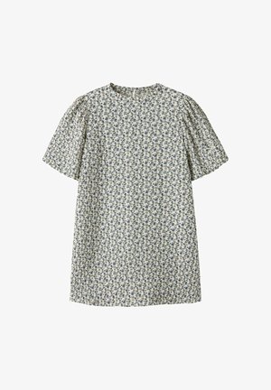 Haljina s kratkim rukavima do koljena s plavim i bijelim cvjetnim uzorkom i okruglim izrezom na jednobojnoj pozadini.