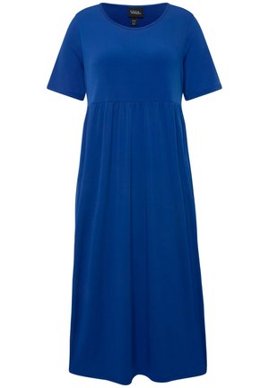 Sininen, lyhythihainen mekko pehmeästä kankaasta, pyöreällä kaula-aukolla ja kerroksellisella muotoilulla, joka ulottuu polven alapuolelle. Sujuva tekstuuri ja tasainen väri.