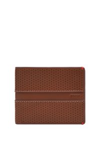 Portefeuille en cuir marron avec perforations, une bande lisse en accent, et un détail de couture rouge. Design rectangulaire compact avec logo.