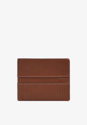 Brauner Leder Geldbeutel mit Perforationen, einem glatten Akzentstreifen und einer roten Nahtdetail. Kompakte rechteckige Form mit Logo.