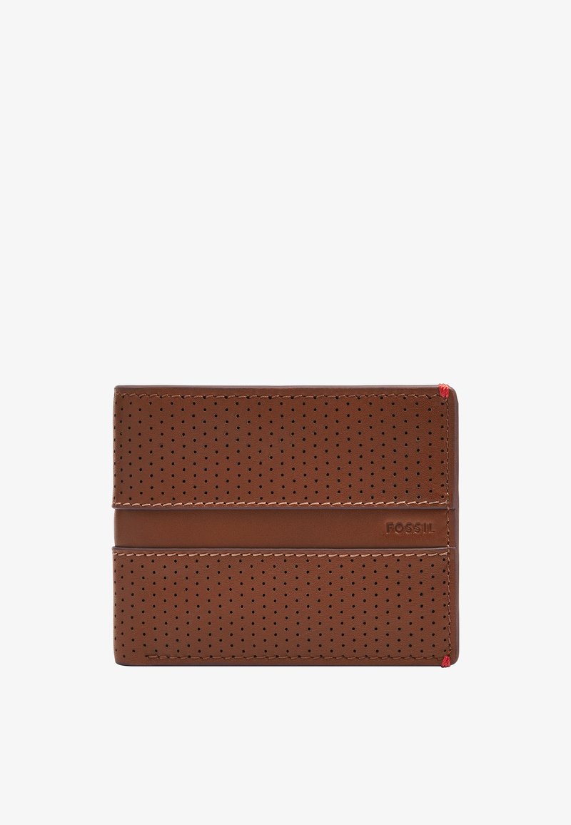 Portafoglio in pelle marrone con perforazioni, striscia di accento liscia e dettagli di cucitura rossa. Design compatto e rettangolare con logo.