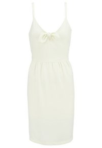 Robe blanche sans manches arrivant au genou, avec de fines bretelles et un détail de nœud à l'avant au niveau de l'encolure, cintrée à la taille.