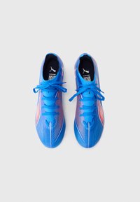 Blaue Sportschuhe mit einem strukturierten Mesh-Obermaterial, ausgestattet mit hellblauen Schnürsenkeln, pinken Akzenten und einem aerodynamischen Design.