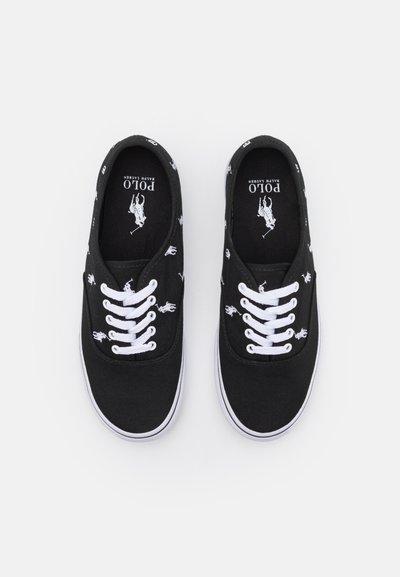 Sapatilhas de tela pretas com cordões brancos, logótipo branco da Polo na língua e um padrão de pequenas silhuetas de cavalos brancos. Sola de borracha.