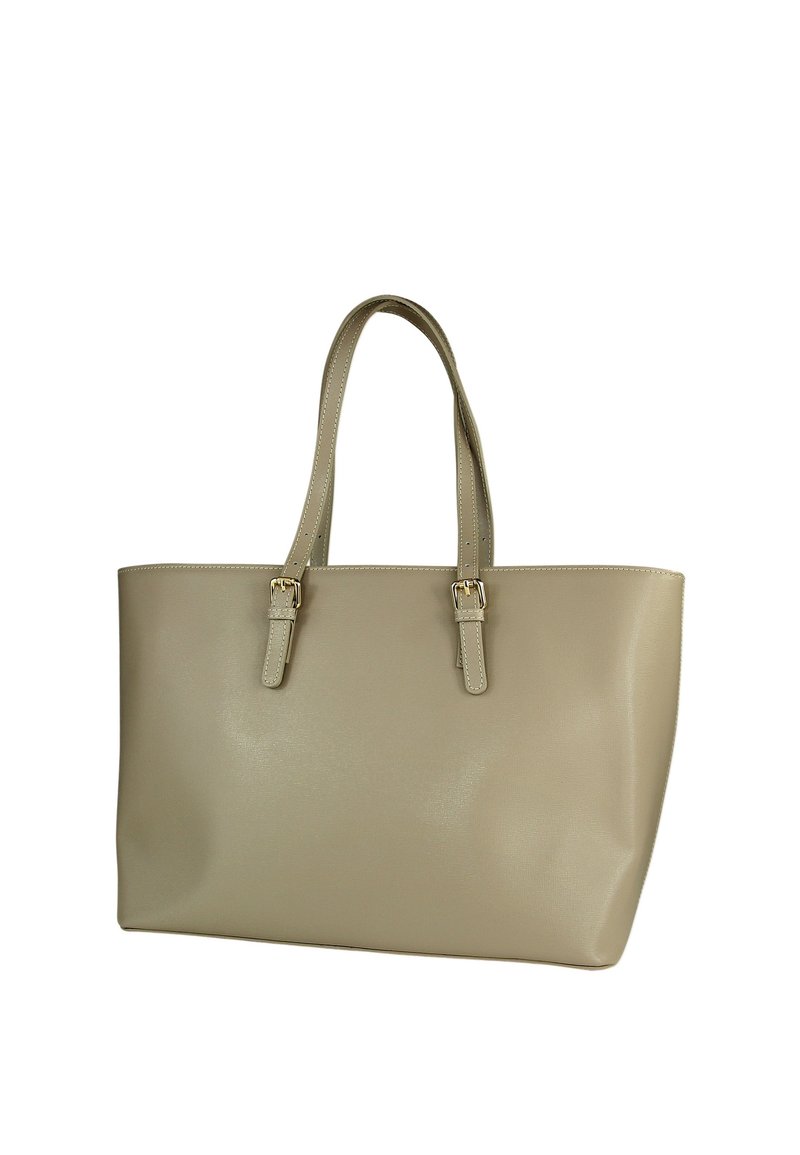 Beige totebag gemaakt van synthetisch materiaal, met twee lange hengsels en hardware in zilverkleur. Soepele textuur en gestructureerde rechthoekige vorm.