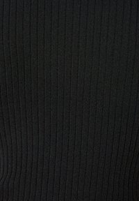 Černá žebrovaná látka s texturovaným vzorem, který tvoří svislé linie a dodává elegantní vzhled. Měkký a pružný materiál.