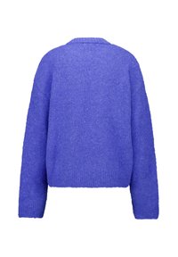 Lila, übergroßer Pullover mit weichem, flauschigem Material. Hat einen hohen Kragen, eine lässige Silhouette und gerippte Bündchen sowie Saum.