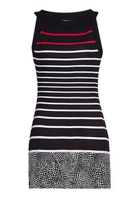 Top sin mangas ajustado con base negra, con rayas horizontales en rojo, blanco y gris, y un patrón texturizado de lunares en la parte inferior.