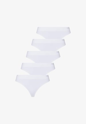 Fünf Paare von weißen Baumwollunterhosen mit einer glatten Textur und einem breiten elastischen Bund. Minimale Markierung an der Seite.