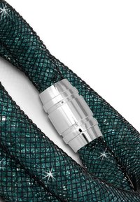 Tuyau tressé métallique en teal avec un revêtement en maille noire, doté d'un connecteur en argent avec des rainures détaillées et une finition brillante.