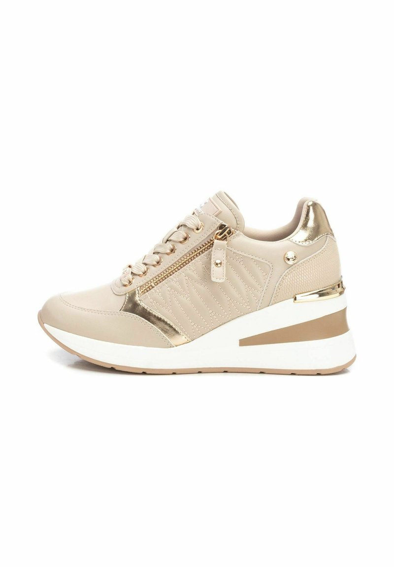 Sneaker con zeppa beige con accenti metallici dorati, cerniera laterale, lacci frontali e suola bianca con dettagli beige.