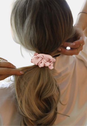 Lenoites, SCRUNCHIE I SIDEN, VIT - Accessoires cheveux - light pink