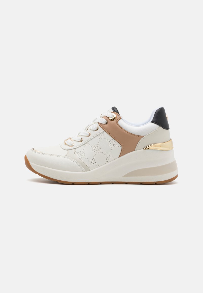 Weiße Sneaker mit braunen und schwarzen Akzenten, aus glattem Leder und Textilmaterialien, Schnürdesign, erhöhte Sohle und goldfarbenen Hardware-Details.