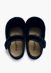 Bailarinas de terciopelo azul marino con punta redonda, correa de Velcro ajustable y una suave plantilla de cuero con el nombre de la marca impreso en el interior.