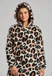 Ein Einteiler mit Leopardenmuster aus weichem Fleece, der eine Farbpalette aus Pink, Schwarz und Beige bietet, mit einem durchgehenden Reißverschluss vorne und einer anschmiegsamen Kapuze.