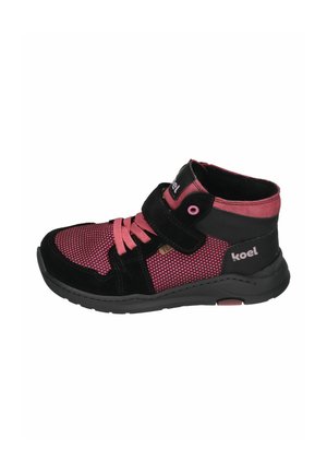 Schwarz-pinker High-Top-Sneaker aus Mesh- und Wildledermaterialien, mit Klettverschluss, strukturierter Oberfläche und kontrastierenden Schnürsenkeln.