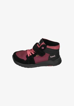 Schwarz-pinker High-Top-Sneaker aus Mesh- und Wildledermaterialien, mit Klettverschluss, strukturierter Oberfläche und kontrastierenden Schnürsenkeln.