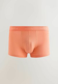 Boxers pour hommes orange corail avec ceinture élastique à logo et détail de couture avant sur un fond neutre.